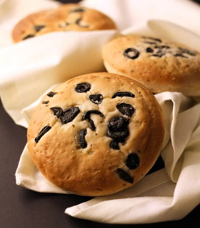 Fotografía de varios panes con aceitunas sin gluten TastyFree | taste free tastifree tastyfry tastifry tastifri tasty tasti tatifry tatifree tasty sin gluten libre de gluten