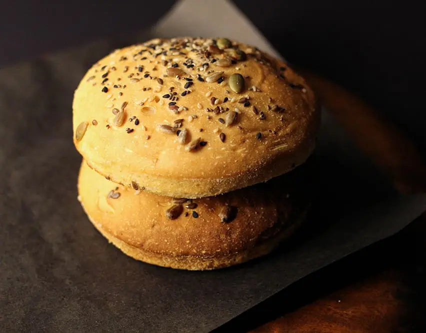 Fotografía de dos panes de hamburguesa sin gluten TastyFree | taste free tastifree tastyfry tastifry tastifri tasty tasti tatifry tatifree tasty sin gluten libre de gluten